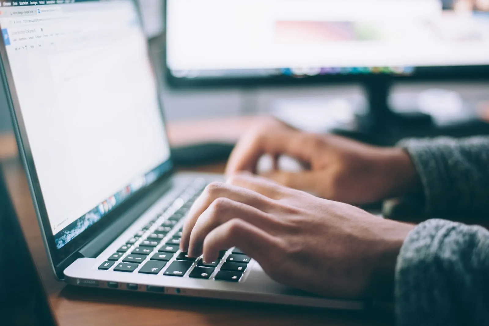 Mains sur un clavier d'ordinateur portable, vue du dessus