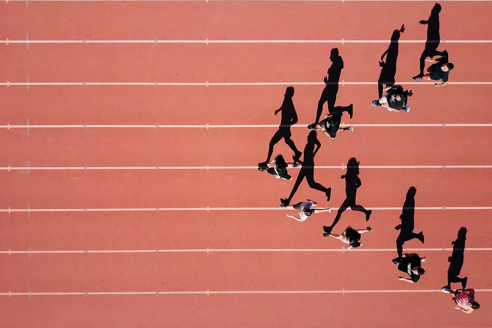 Coureurs vus du dessus sur une piste d athlétisme