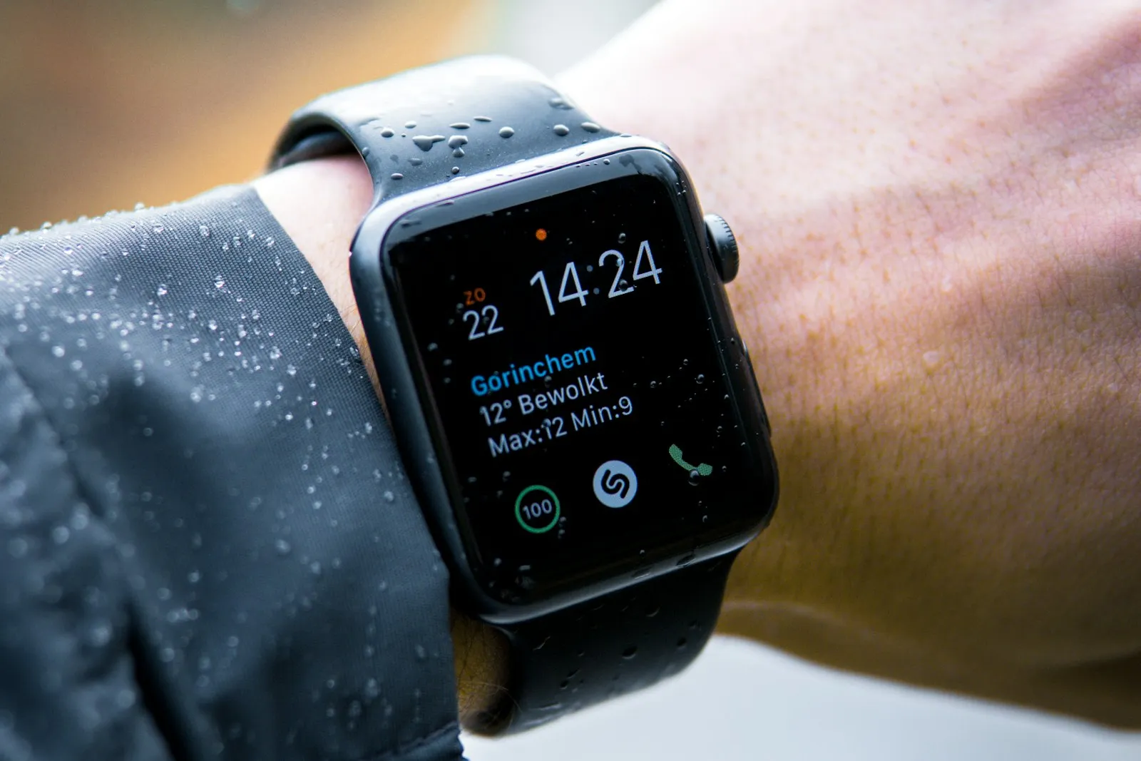 Connected GPS watch worn on the wrist